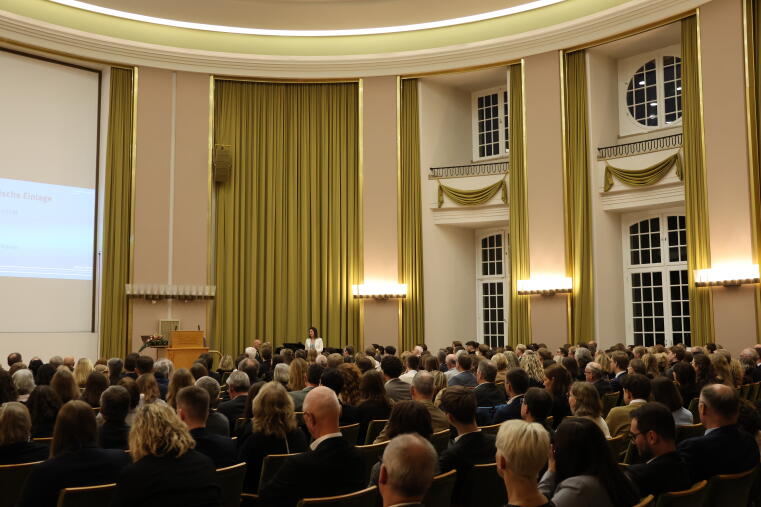 Das Publikum während des musikalischen Beitrags bei der Examensfeier im Wintersemester 2025/2026.