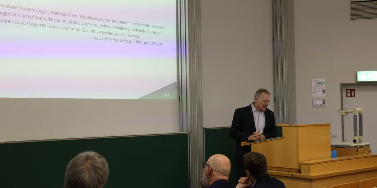Prof. Dr. Klaus Boers bei der Projektvorstellung der DFG Forschungsgruppe 5096.