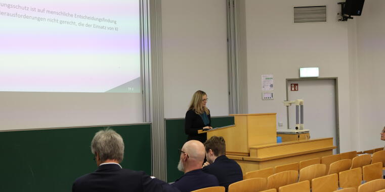 Prof. Dr. Friederike Malorny bei der Projektvorstellung der DFG Forschungsgruppe 5096.