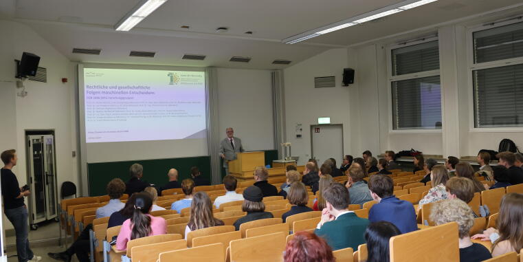 Prof. Dr. Mark Deiters, Dekan der Rechtswissenschaftlichen Fakultät, bei der Projektvorstellung der DFG Forschungsgruppe 5096.