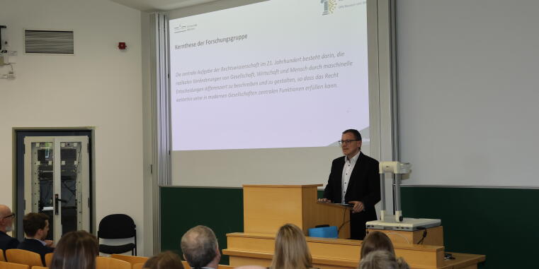 Prof. Dr. Stefan Arnold, Sprecher der Forschungsgruppe, bei der Projektvorstellung der DFG Forschungsgruppe 5096.