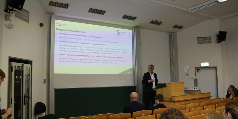 Prof. Dr. Matthias Casper bei der Projektvorstellung der DFG Forschungsgruppe 5096.