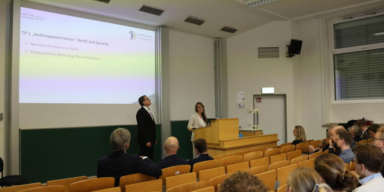 Prof. Dr. Steffan Arnold und Dr. Anna Kirchhefer-Lauber bei der Projektvorstellung der DFG Forschungsgruppe 5096.