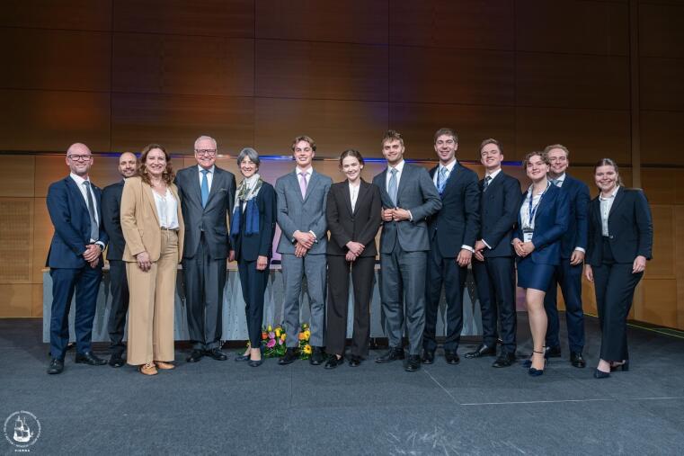 v.l.n.r.: Christopher Kee (Vis Moot Co-Direktor), Edgardo Muñoz (Final-Schiedsrichter), Patrizia Netal (Vis Moot Co-Direktor), Siegfrid Elsing (Final-Schiedsrichter), Lucy Reed (Vorsitzende Final-Schiedsrichterin), Caspar Prenger-Berninghoff (Final-Sprecher), Clara-Sophie Büschken (Final-Sprecherin), Claas Heck (Coach), Leonard Arp (Coach), Friedrich Tiller, Geeske Buß, Erik Wiggers und Edith Sophie Büchner.