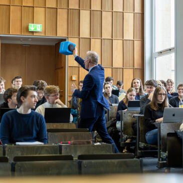 Vorlesungen gehören zum Kern der rechtswissenschaftlichen Lehre – wie lebhaft und nahbar dieses Format sein kann, beweist unter anderem Studiendekan Prof. Dr. Gernot Sydow.