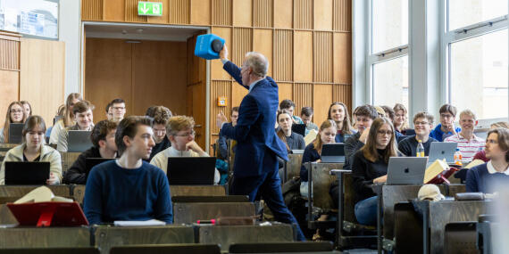 Vorlesungen gehören zum Kern der rechtswissenschaftlichen Lehre – wie lebhaft und nahbar dieses Format sein kann, beweist unter anderem Studiendekan Prof. Dr. Gernot Sydow.