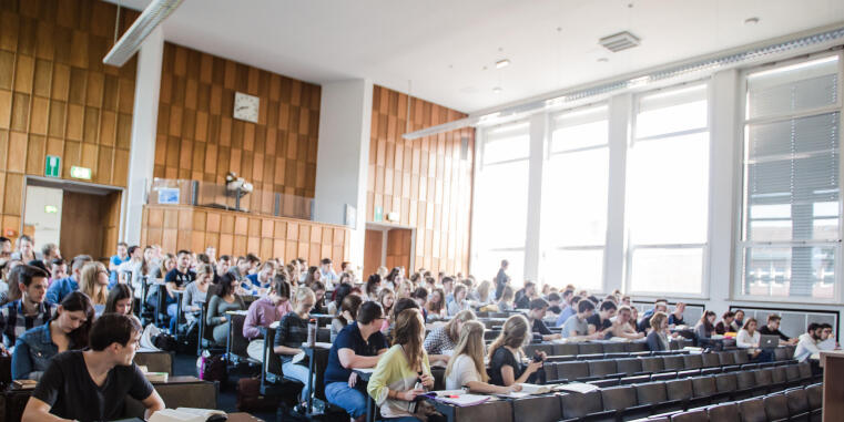 Studierende während einer Vorlesung im JUR 3.