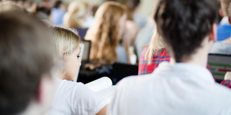 Studierende während einer Vorlesung im JUR 3.