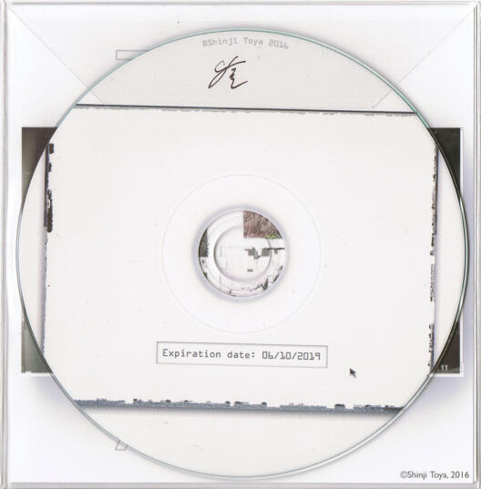 CD-ROM with printed expiry date.