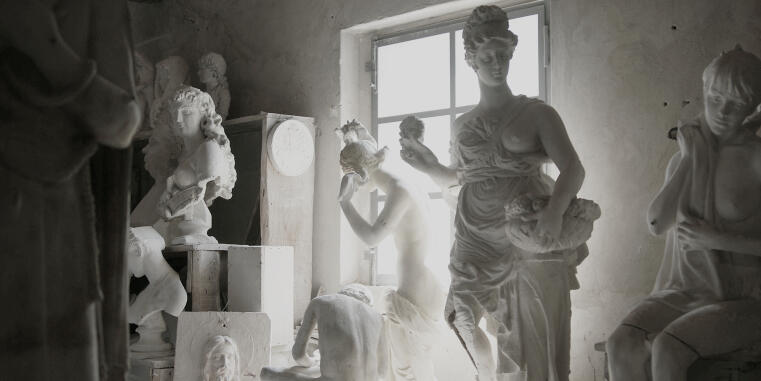 Blick in das Archiv einer Skulpturensammlung