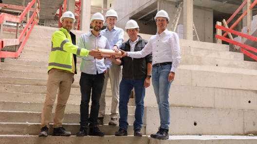Noah Tieben vom BLB NRW, Prof. Dr. Thomas Nikolaus, Prof. Dr. Arthur Bartels, Prof. Dr. Michael Joachim und Prof. Dr. Mario Ohlberger freuten sich über den Baufortschritt beim Centre of Mathematics Münster.