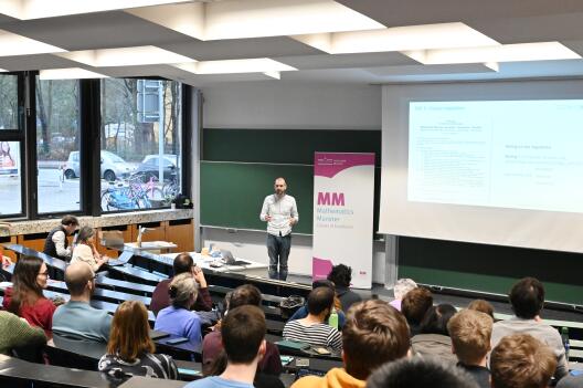 Cluster-Sprecher Prof. Dr. Thomas Nikolaus, der gemeinsam mit Prof. Dr. Mario Ohlberger in seinem Amt bestätigt wurde, führte durch die Veranstaltung.