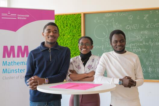 Sie sind die ersten YAM-Stipendiaten am Exzellenzcluster Mathematik Münster: Junior Parfait Ngalamo, Marjory Mwanza und Abakar Assouna Mahamat (v. l.).