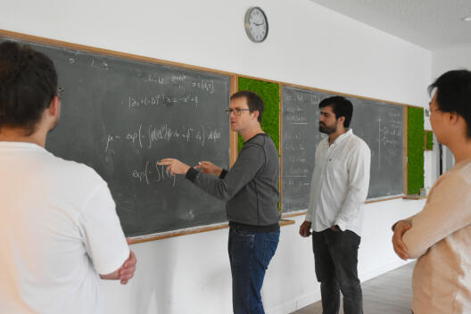 Discussing with a working group at the blackboard – for Hendrik Weber, one of the best aspects of his job.