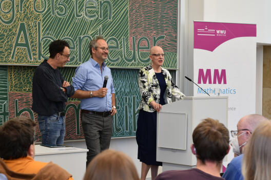 In einer anschließenden Runde, moderiert von Prof. Dr. Matthias Löwe (l.) und Prof. Dr. Martin Hils, beantwortete sie Fragen aus dem Publikum.