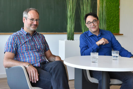 Martin Hils (l.) und Matthias Löwe laden zu einer digitalen Ausgabe der Reihe „Brücken in der Mathematik“ ein.