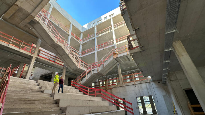 Über das zentrale Atrium des CMM werden alle 4 Obergeschosse des Gebäudes erschlossen. Die große Freitreppe wird später noch Sitzmöglichkeiten bieten, die ebenfalls zum Austausch einladen.