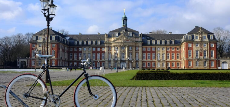Fahrrad vorm Schloss