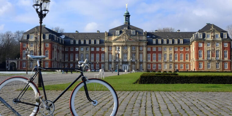 Fahrrad vorm Schloss