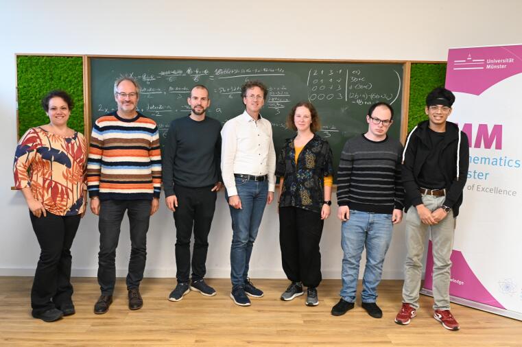 Mentor Dr. Bianca Santoro, study coordinator Prof. Dr. Martin Hils and the Cluster spokespersons Prof. Dr. Thomas Nikolaus and Prof. Dr. Mario Ohlberger welcomed the new international scholarship holders: Adéla Heroudková, Zauri Bokelavadze, and Srijan Saha. (left to right)