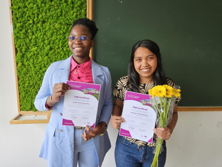 Herimamy T. Rafenomanantsoa and Joseline Doriane Simo Tekeu receive certificates for completing their year at Mathematics Münster.