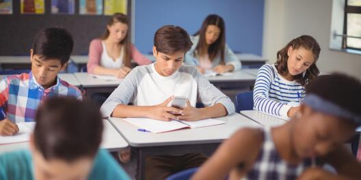 A school class works with smartphones. (Symbolic photograph)