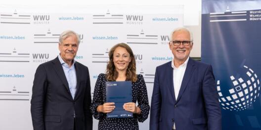 Preisverleihung 2022: Der Preisstifter, Prof. Dr. Andreas Dombret (l.), und der Dekan des Fachbereichs, Prof. Dr. Gottfried Vossen, gratulierten der Preisträgerin Dr. Marie Gabel. 