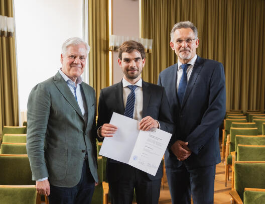 Prof. Dr. Dombret (links) mit Dekan Prof. Dr. Thomas Langer und Preisträger Dr. Moritz Gutsch