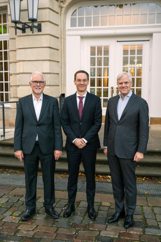 Preisträger Dr. Jörn Debener mit Stifter Prof. Dr. Dr. h.c. Andreas R. Dombret (r.) und Dekan Prof. Dr. Gottfried Vossen (l.).