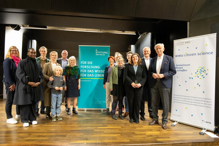 Vertreter der Stiftung WWU Münster gratulierten den Preisträgern des Wettbewerbs 2022/23