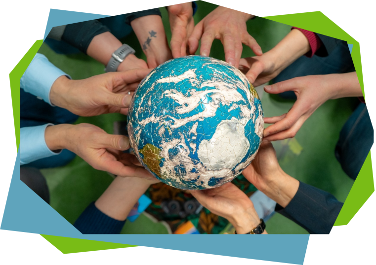 Hände, die Globus halten