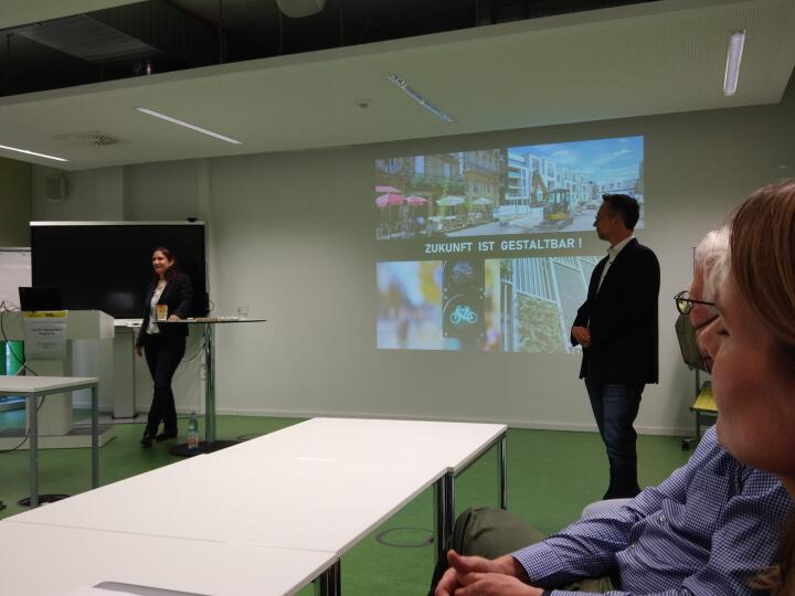 
Dr. Christian Krajewski als Vorsitzender der AAG Münster (stehend rechts) begrüßt Gastreferentin Dr. Katharina Hackenberg, BBSR zur Eröffnung des Tags der Angewandten Geographie 2022