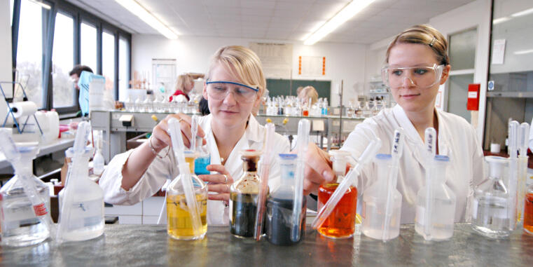 Zwei Forscherinnen im Chemielabor.