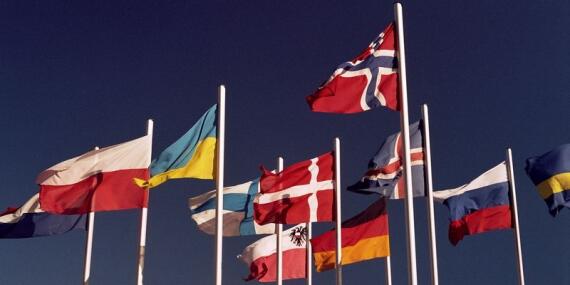 Foto von Fahnenmasten mit internationalen Flaggen