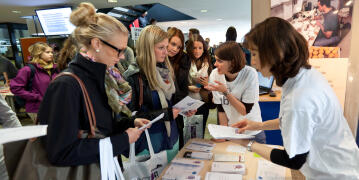 Erstsemester an einem Informationsstand