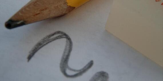 Auf einem weißen Papier ist mit Bleistift ein Fragezeichen gemalt, oberhalb sieht man die Beistiftspitze und die Ecke eines Buchs.
