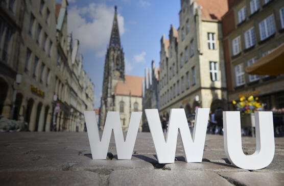 WWU-Logo vor dem Prinzipalmarkt