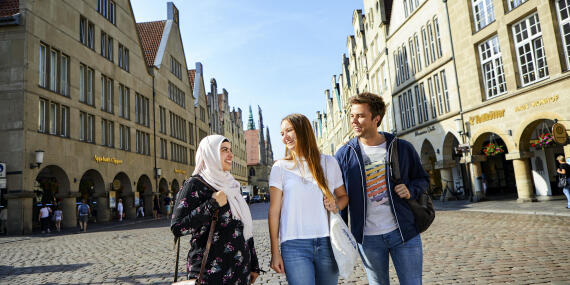 Drei Studierende mit dem Prinzipalmarkt im Hintergrund