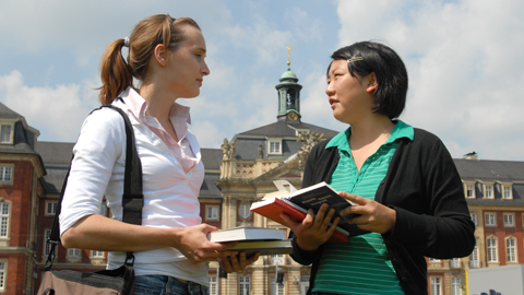 Zwei Studentinnen reden