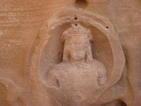 Petra, Felsrelief mit der Büste eines nabatäischen Gottes