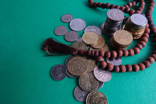 Gebetskette und Münzen