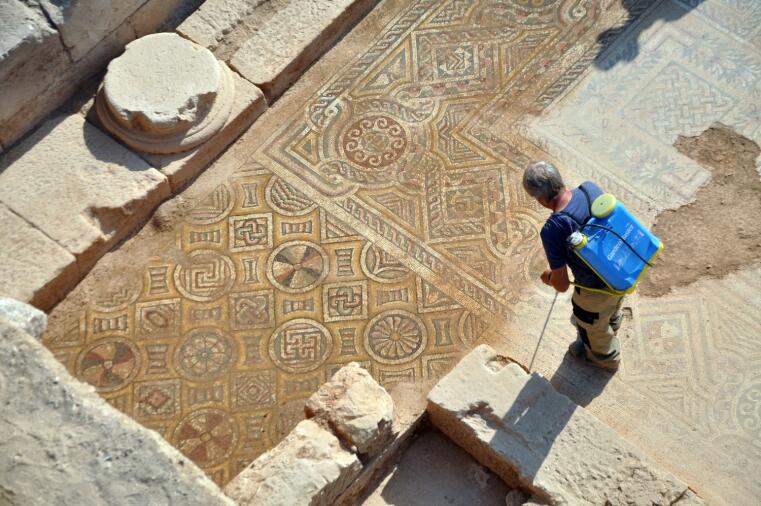 Grabungsarbeiten D _l _k Baba Tepesi