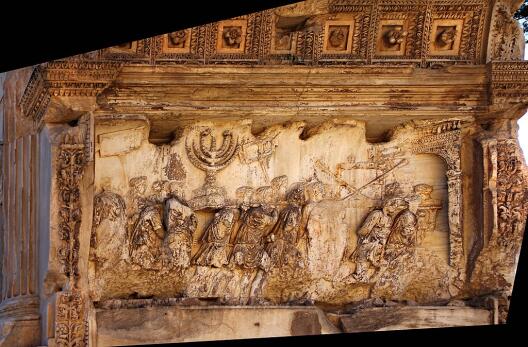 Schätze aus dem Jerusalemer Tempel, darunter auch die Menora, werden nach der Belagerung und Zerstörung Jerusalems (70 n. Chr.) im römischen Triumphzug nach Rom gebracht (Originaldarstellung auf der Innenseite des Titusbogens in Rom)