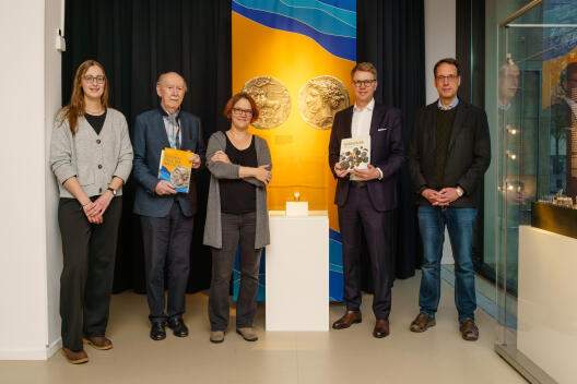 Trixi Steil (studentische Mitherausgeberin), Dr. Claus Dapper (Schatzmeister des Fördervereins Kerykeion), Dr. Katharina Martin (Münzkuratorin des Archäologischen Museums), Dr. Robert Zeidler (Sparkasse Münsterland Ost) und Prof. Dr. Achim Lichtenberger (Direktor des Archäologischen Museums) (v.l.n.r.)