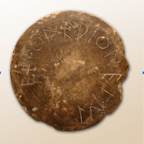 Marmordiskus mit Inschrift