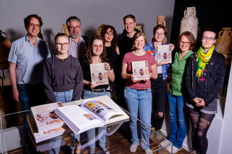 Prof. Dr. Achim Lichtenberger (g.l.), Direktor des Archäologischen Museums, und Dr. Helge Nieswandt (3.v.l.), Kustos des Museums, mit einem Teil des Autorenteams