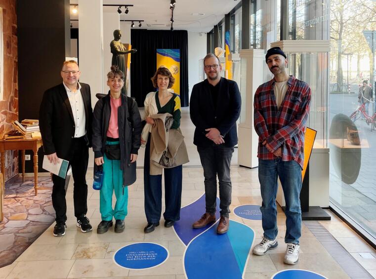 Dr. Thorsten Kruse (Zypern-Institut), Eleni Mouzourou, Marianna Christofides (Kulturattachée der zyprischen Botschaft), Dr. Torben Schreiber (Archäologisches Museum), Hasan Aksaygın (v.l.) bei einem Besuch der Künstler*innen im Archäologischen Museum 