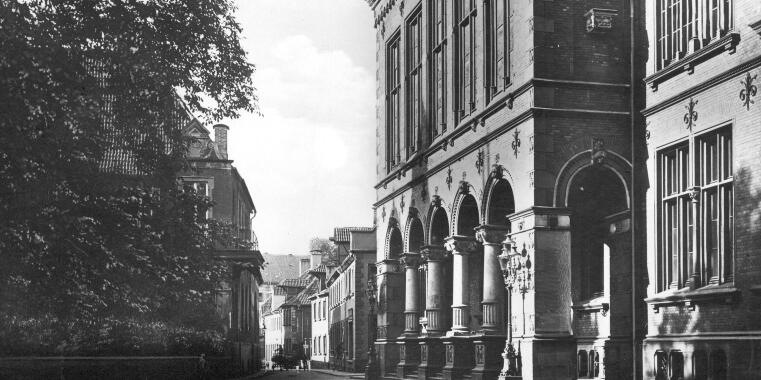 Neue Universität, fertiggestellt 1880, im Zweiten Weltkrieg zerstört