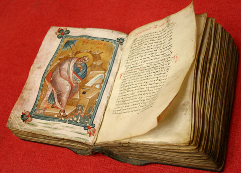 Handgeschriebene, griechische Bibel aus dem 13. Jahrhundert