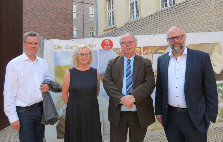 Rektor Prof. Dr. Johannes Wessels, Bürgermeisterin Maria Winkel, Prof. Dr. Holger Strutwolf und Dr. Jan Graefe (v.l.) bei der Eröffnung der Sonderausstellung